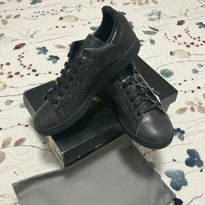 Adidas Stan Smith cracked leather sneakers
